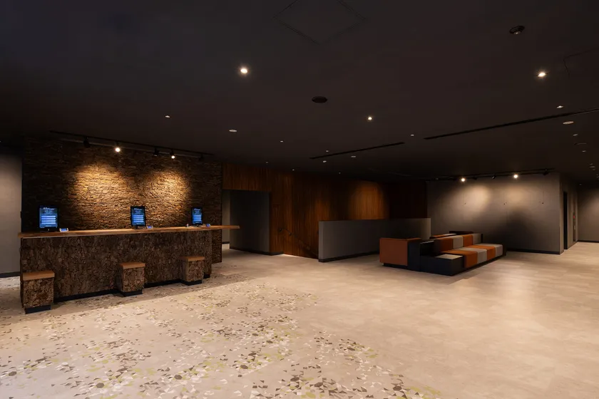 「自然のぬくもり」を表現したロビー