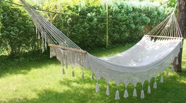 ハンモックを活用したタイ古式マッサージのサービスも登場