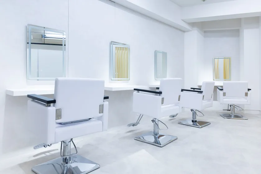 店内は白を基調とした明るい空間