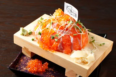 「青森サーモン＆いくら!!豪華ぶっとびタワー盛り(銀しゃり入り)」(2～3人前)4,378円