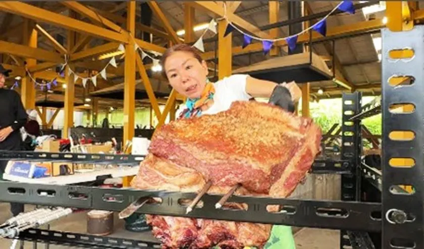本戦用のお肉を焼く貝原 那奈氏