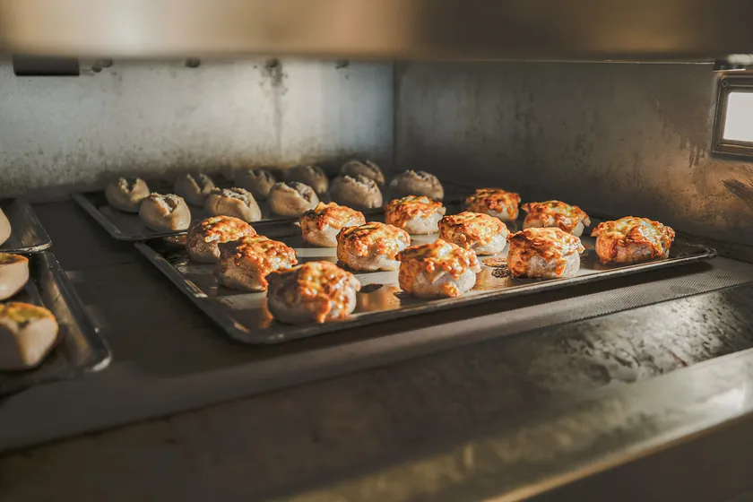 焼きたての美味しさを店内から全国へ