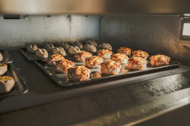焼きたての美味しさを店内から全国へ