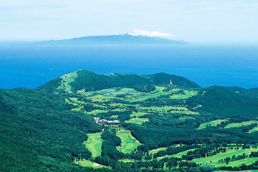 稲取ゴルフクラブ。北に天城連山、南に伊豆七島を臨む。『海・山・空』を堪能できる美しいコース