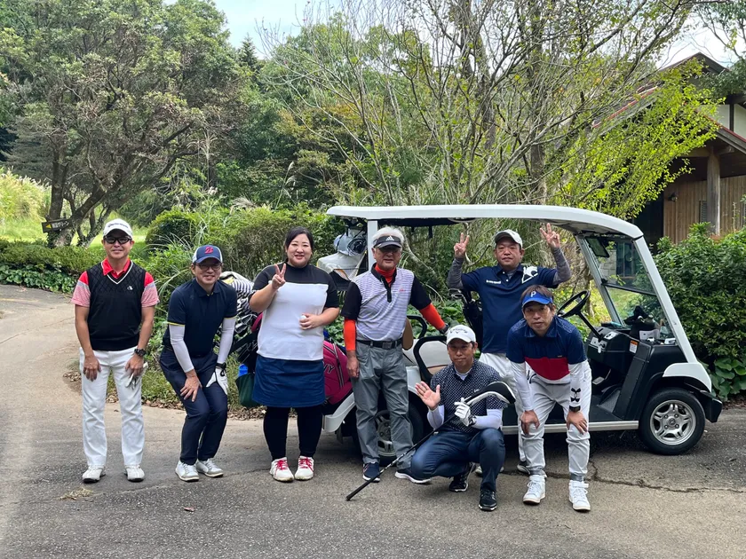 町民と町外からの参加者が笑顔で交流する様子(過去の大会より)