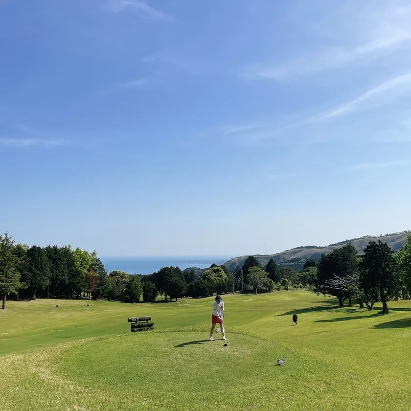 太平洋を一望する絶景のコースで、ナイスショットを狙って!