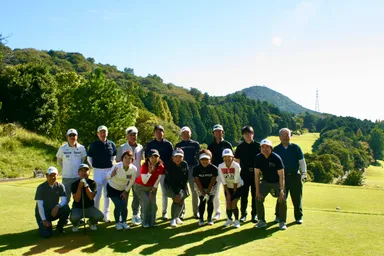 まちのキーマンと記念撮影。性別・年齢・ゴルフの腕前が異なる多様なメンバーが揃いました！(過去の大会より)