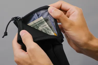 カードと身分証が十分入るポケット