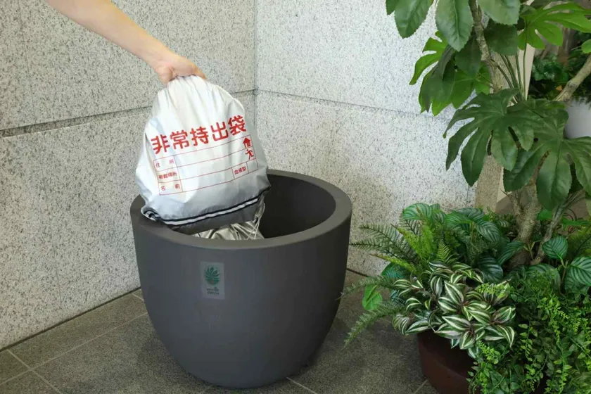 鉢の中に防災用品が入っています