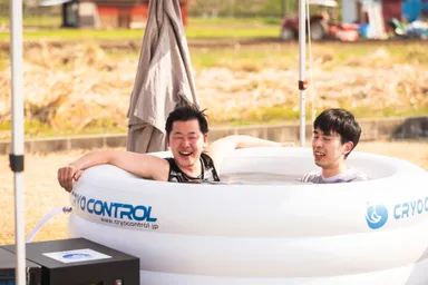 キンキンの水風呂もキャンプ場で