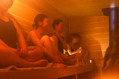 夜は火とランタンの灯で