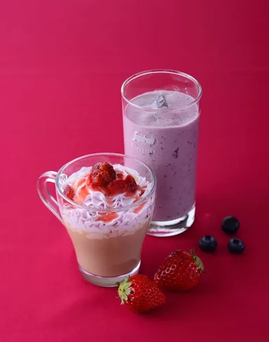 ストロベリーラテ(手前)、ミックスベリーシェイク(後方)