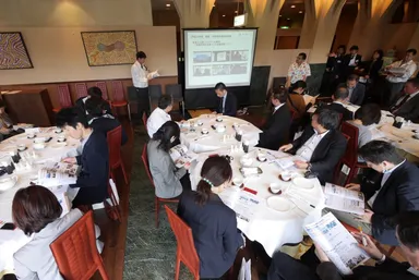 見せる課懇談会の様子