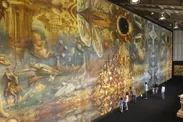 鏡張りの「異空界」に圧倒。世界最大の油彩画