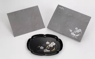 左上：メッセージ入れ、右上：外箱