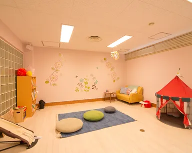 カフェから徒歩5分にてキッズルーム運営