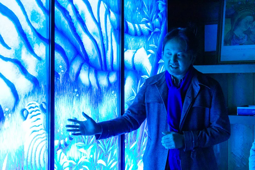 世界でただひとりの技法「光彫り」で作品を制作する ゆるかわふう氏