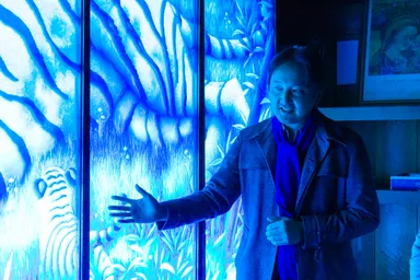 世界でただひとりの技法「光彫り」で作品を制作する ゆるかわふう氏