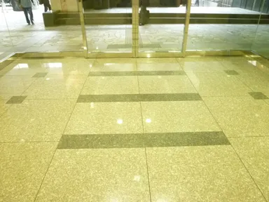 雨で濡れると滑るエントランスの床が滑り止め加工に！