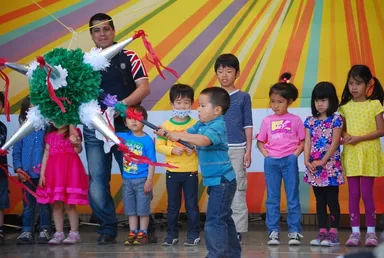 ピニャータを楽しむ子どもたち