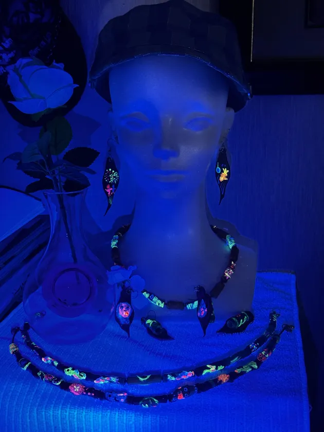 夜間ブラックライト照射画像