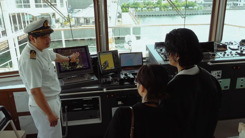 船長による操舵室見学(VIP席)