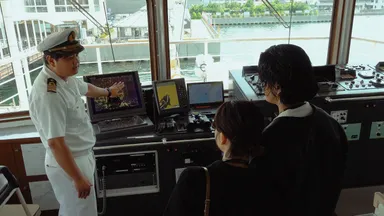船長による操舵室見学(VIP席)
