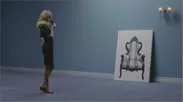 椅子を見つめる女性