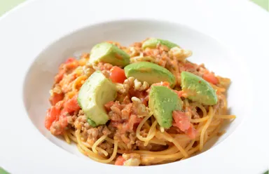 アボガドとクルミのトマト豆乳クリームスパゲッティ