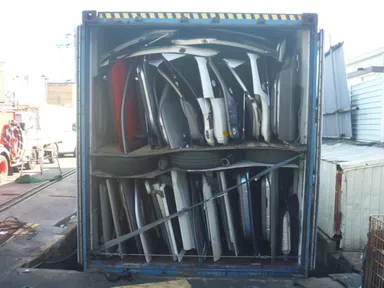 出荷前のコンテナ