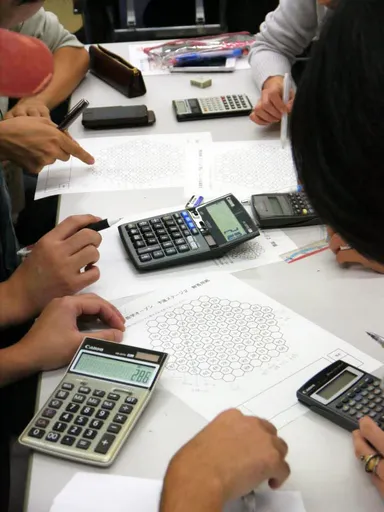 第3回大会予選ステージの様子／チーム混合戦なので6人で問題を解く