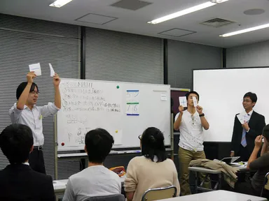 第3回大会決勝ステージでのプレゼンテーションの様子／テーマは「数学のカードゲームを作る」