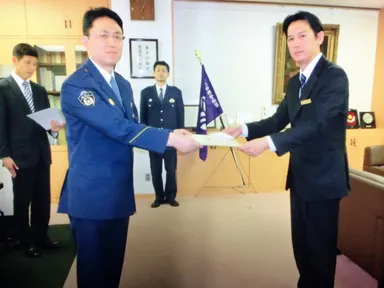 署長室にて感謝状の授与式