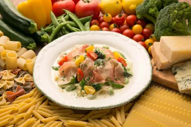 イタリア産生ハムを添えたパッパルデッレ アスパラのホワイトソース