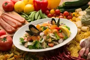 魚介と彩り野菜の具だくさんサラダ、イタリア産カラスミがけ