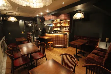 昭和の雰囲気をイメージした店内(明)