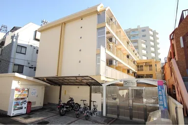 頑健な門扉が特徴的