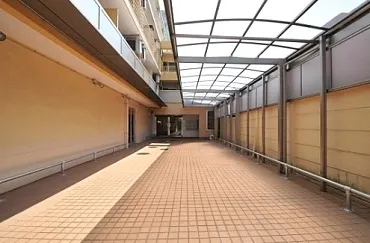 鉄の門扉の先が駐輪場