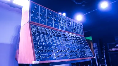 世界的ブランドのシンセメーカーMoog社のヴィンテージ大型モジュラーシンセを、REON荒川氏がハンドメイドで再現した一品