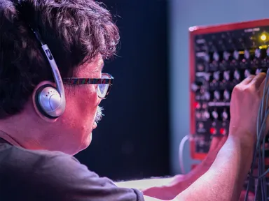 世界から注目される大阪のシンセメーカー「株式会社REON」代表取締役の荒川 伸氏