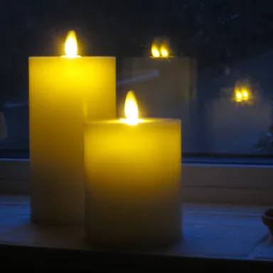 窓に映る幻想的な炎