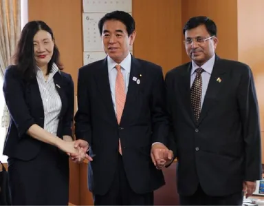 左から玉井 満代・下村文部科学大臣・Dr.クマール