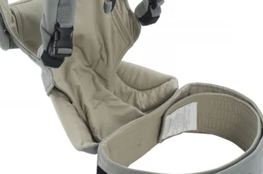 どの抱き方でもエルゴノミックポジションで支るバケットシート