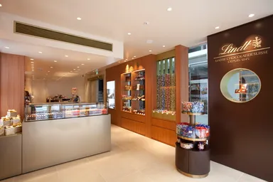 リンツ ショコラ カフェ 自由が丘店　1階チョコレートショップ