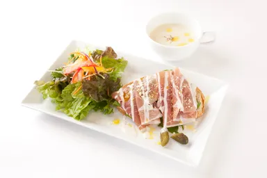 イタリア産生ハムとルッコラのタルティーヌ、スープ、サラダ添え