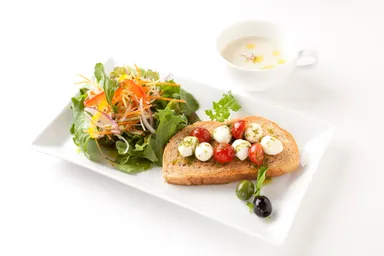 イタリア産モッツァレラチーズとミニトマトのバジルソース和えタルティーヌ、スープ、サラダ添え