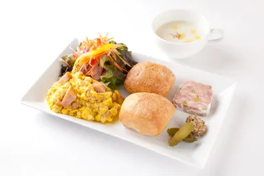 みつせ鶏のスモークとトリュフ風味のスクランブルエッグ、フォアグラのテリーヌ、プチパン、スープ、サラダ添え