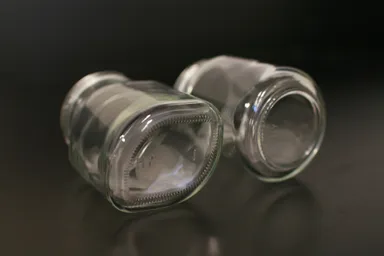 新開発の瓶(写真左)