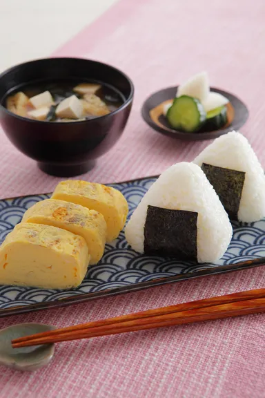 おにぎり・だし巻きたまご・みそ汁