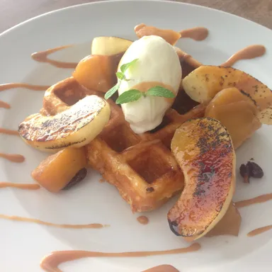 カヨレ玄米粉ワッフル(シナモンアップルキャラメリゼ)